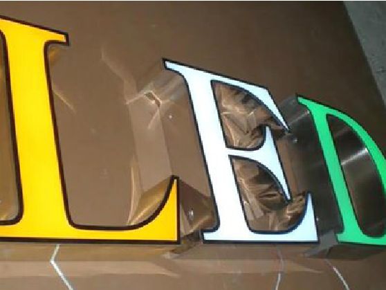 上栗介绍LED招牌的基础知识。
